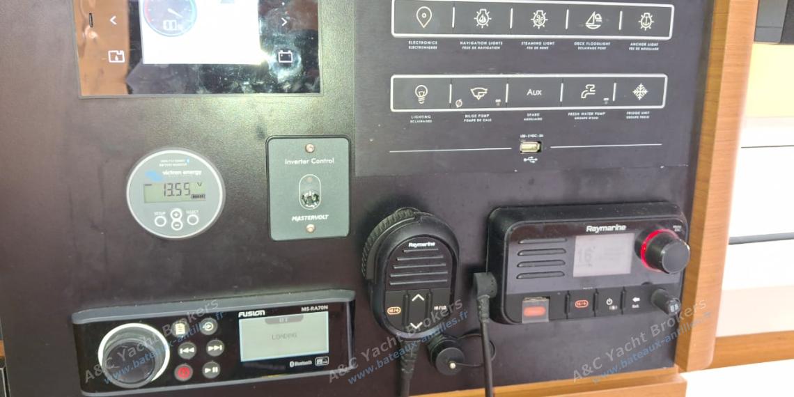 Jeanneau Sun Odyssey 440 : Electronics at charts table Jeanneau Sun Odyssey 440 : Electronics at charts table