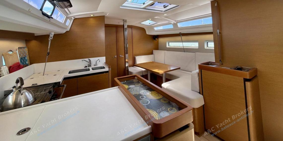 Jeanneau Sun Odyssey 440 : Seen from the charts table Jeanneau Sun Odyssey 440 : Seen from the charts table