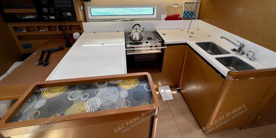 Jeanneau Sun Odyssey 440 : Galley L shape other view Jeanneau Sun Odyssey 440 : Galley L shape other view