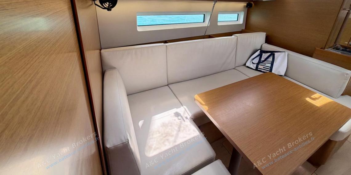 Jeanneau Sun Odyssey 440 : Saloon table and bench Jeanneau Sun Odyssey 440 : Saloon table and bench