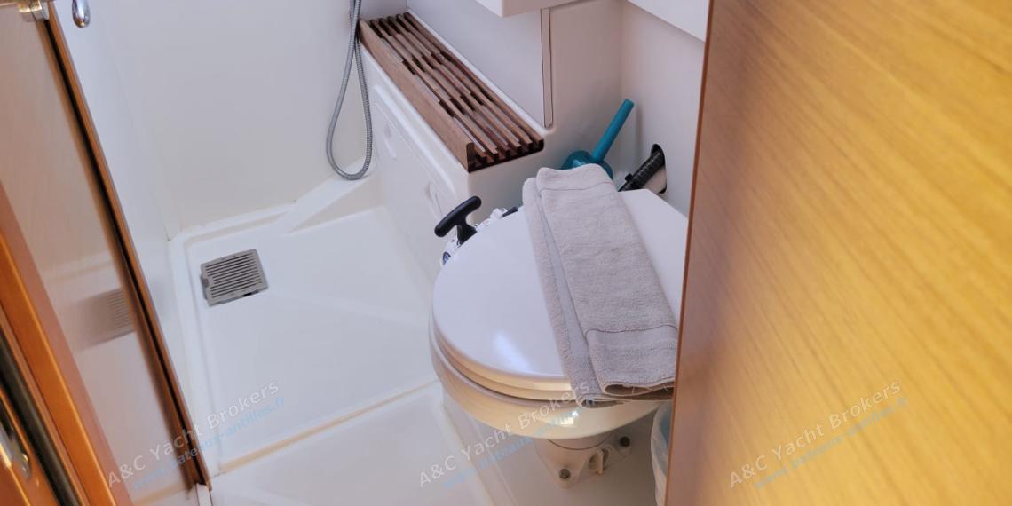 Jeanneau Sun Odyssey 440 : Forward port shower room Jeanneau Sun Odyssey 440 : Forward port shower room