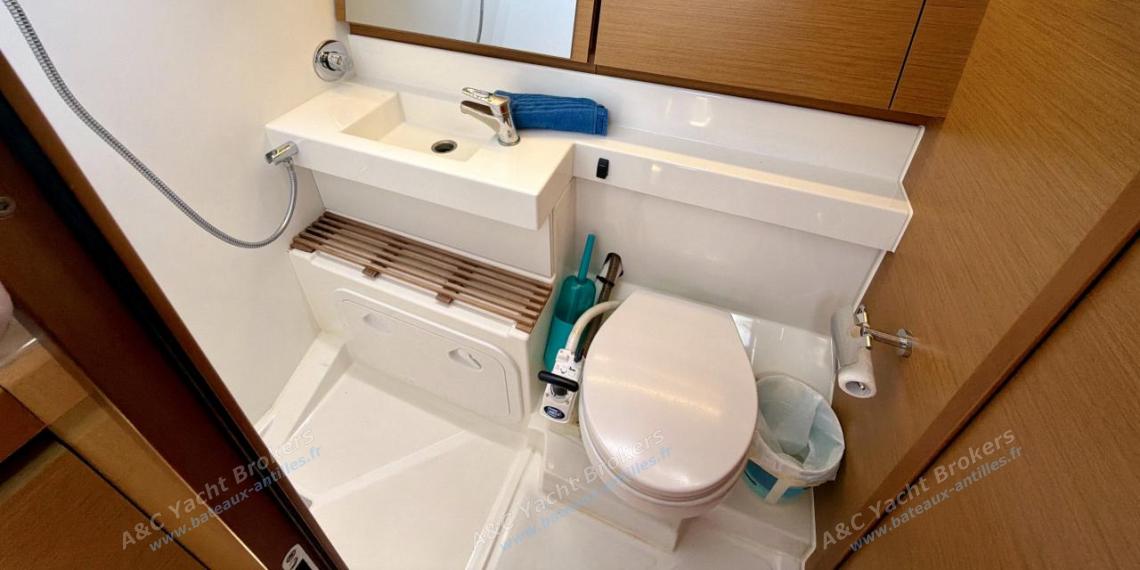 Jeanneau Sun Odyssey 440 : Aft port shower room Jeanneau Sun Odyssey 440 : Aft port shower room