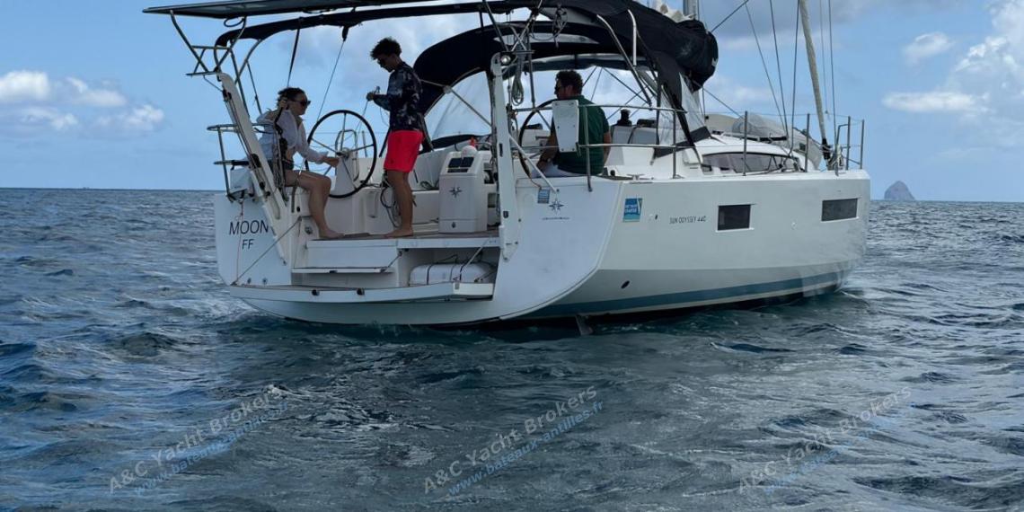 Jeanneau Sun Odyssey 440 : At anchor on the aft platform open Jeanneau Sun Odyssey 440 : At anchor on the aft platform open