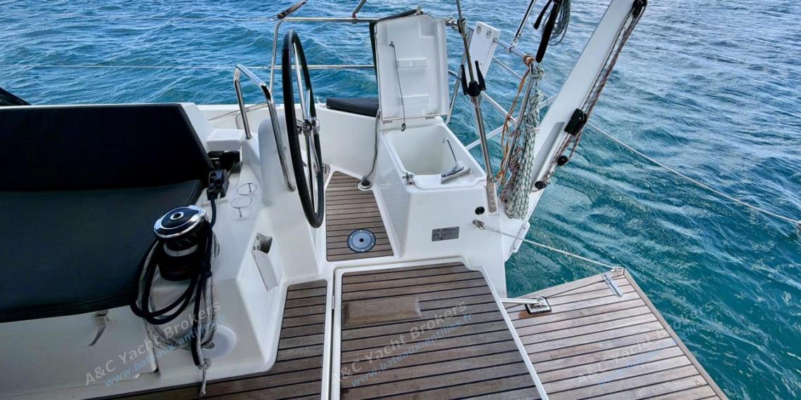 Jeanneau Sun Odyssey 440 : Starboard helm station Jeanneau Sun Odyssey 440 : Starboard helm station