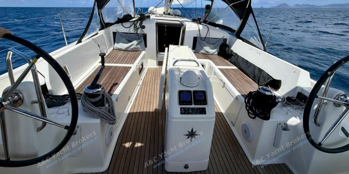 Jeanneau Sun Odyssey 440 : Cockpit and helm station Jeanneau Sun Odyssey 440 : Cockpit and helm station
