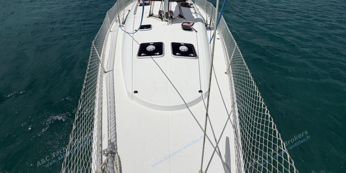 Jeanneau Sun Odyssey 44i Performance : Roof and deck seen from the bow Jeanneau Sun Odyssey 44i Performance : Roof and deck seen from the bow