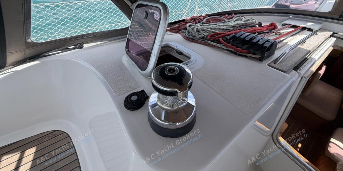 Jeanneau Sun Odyssey 44i Performance : Port winche on roof Jeanneau Sun Odyssey 44i Performance : Port winche on roof