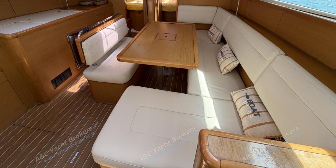 Jeanneau Sun Odyssey 44i Performance : Saloon seen from the charts table Jeanneau Sun Odyssey 44i Performance : Saloon seen from the charts table