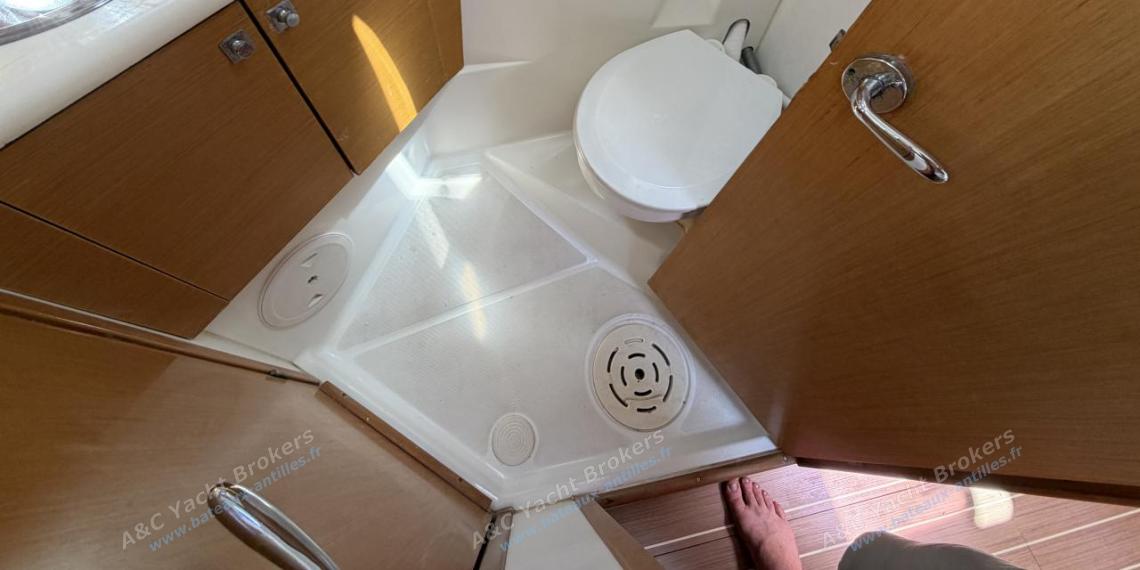 Jeanneau Sun Odyssey 44i Performance : Aft port shower room Jeanneau Sun Odyssey 44i Performance : Aft port shower room