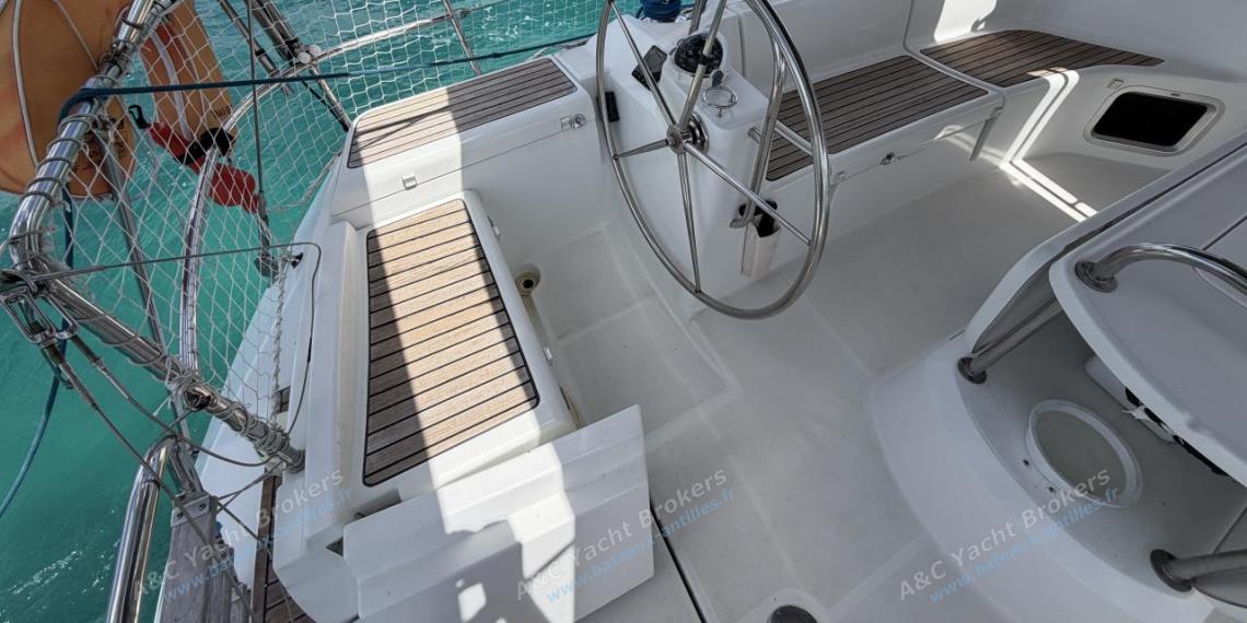 Jeanneau Sun Odyssey 44i Performance : Port helm station Jeanneau Sun Odyssey 44i Performance : Port helm station