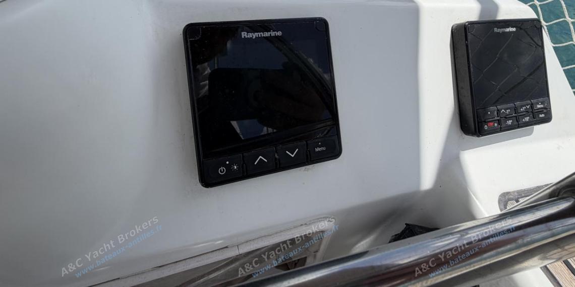 Jeanneau Sun Odyssey 44i Performance : Electronic at helm station Jeanneau Sun Odyssey 44i Performance : Electronic at helm station
