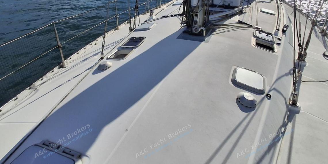 Jeanneau Sun Odyssey 45.2 : Roof seen from the bow Jeanneau Sun Odyssey 45.2 : Roof seen from the bow