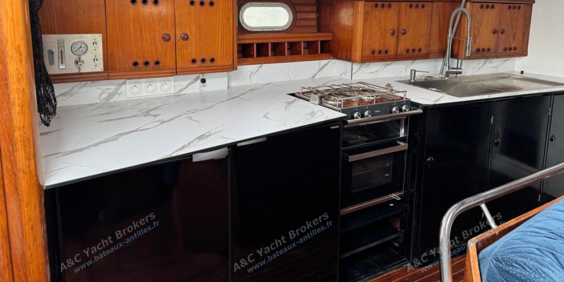 Jeanneau Sun Odyssey 45.2 : Galley long shape on port Jeanneau Sun Odyssey 45.2 : Galley long shape on port