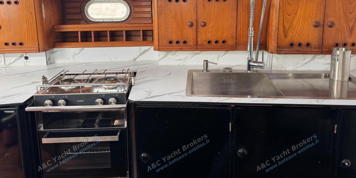 Jeanneau Sun Odyssey 45.2 : Galley long shape on port other view Jeanneau Sun Odyssey 45.2 : Galley long shape on port other view