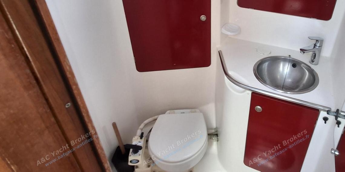 Jeanneau Sun Odyssey 45.2 : Shower room in forward cabin Jeanneau Sun Odyssey 45.2 : Shower room in forward cabin