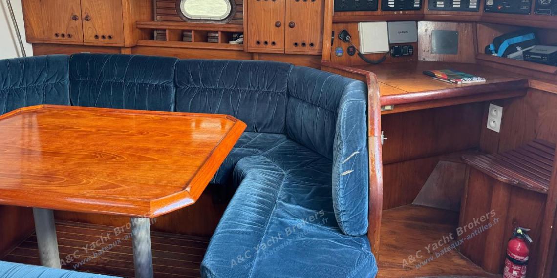 Jeanneau Sun Odyssey 45.2 : Saloon table and charts table Jeanneau Sun Odyssey 45.2 : Saloon table and charts table