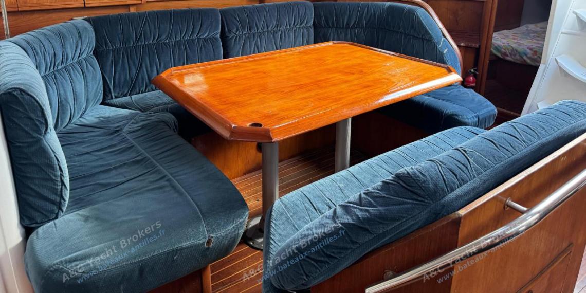 Jeanneau Sun Odyssey 45.2 : Saloon table and benches Jeanneau Sun Odyssey 45.2 : Saloon table and benches