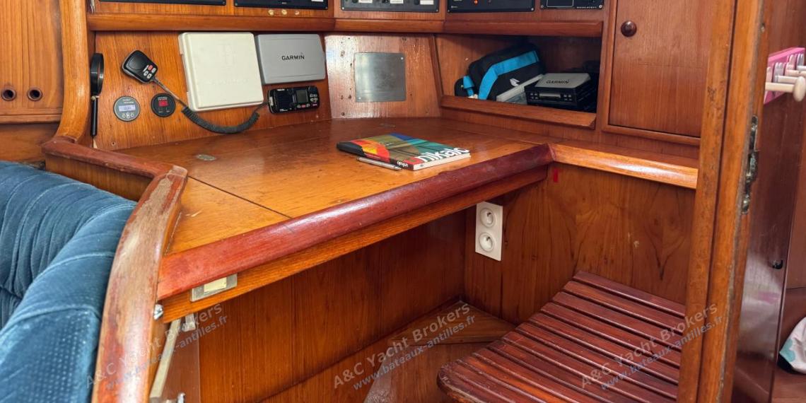 Jeanneau Sun Odyssey 45.2 : Charts table Jeanneau Sun Odyssey 45.2 : Charts table