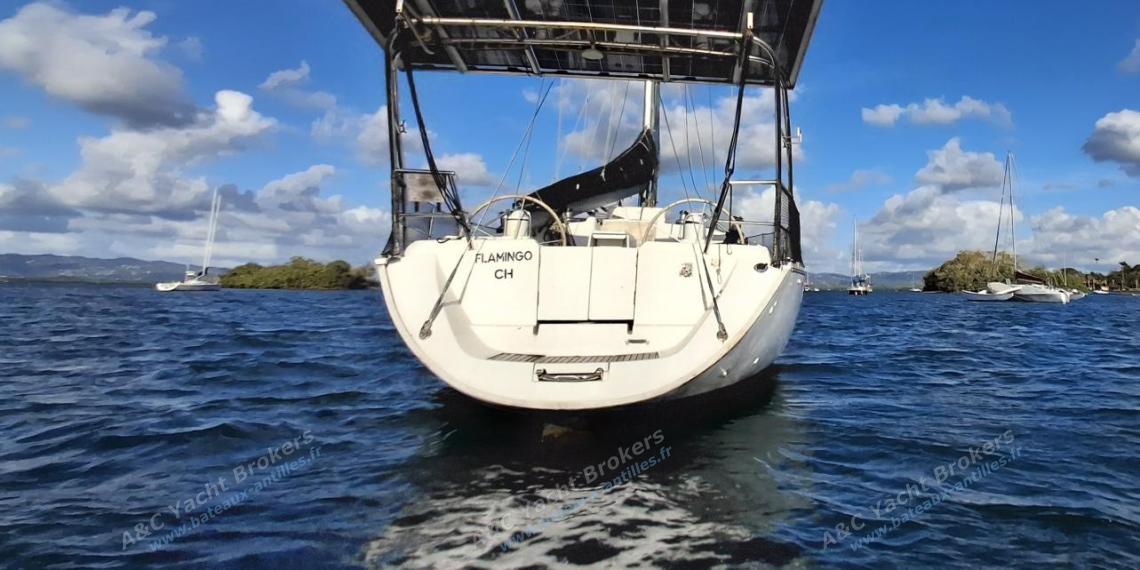 Jeanneau Sun Odyssey 45.2 : Gantry crane and solars panels Jeanneau Sun Odyssey 45.2 : Gantry crane and solars panels