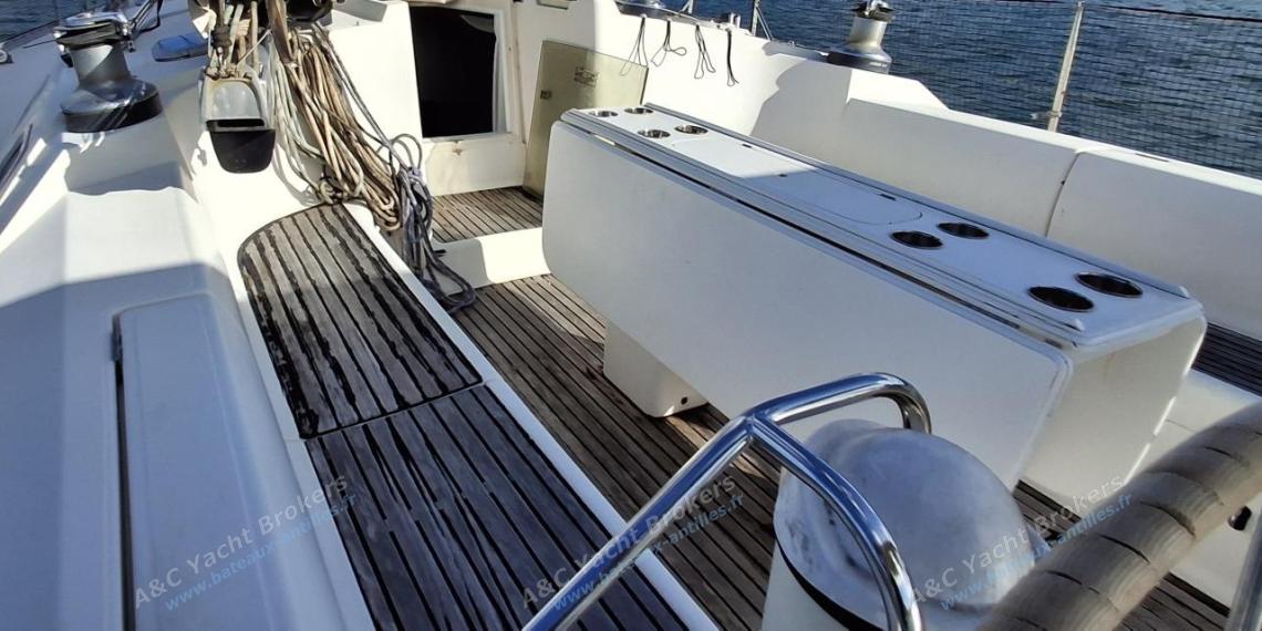 Jeanneau Sun Odyssey 45.2 : Cockpit table seen from the port helm station Jeanneau Sun Odyssey 45.2 : Cockpit table seen from the port helm station