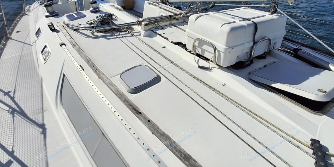 Jeanneau Sun Odyssey 45.2 : Lefe raft on roof Jeanneau Sun Odyssey 45.2 : Lefe raft on roof