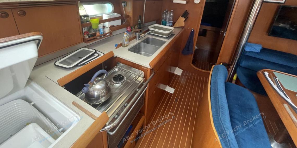 Jeanneau Sun Odyssey 45 : Galley long shape on port Jeanneau Sun Odyssey 45 : Galley long shape on port
