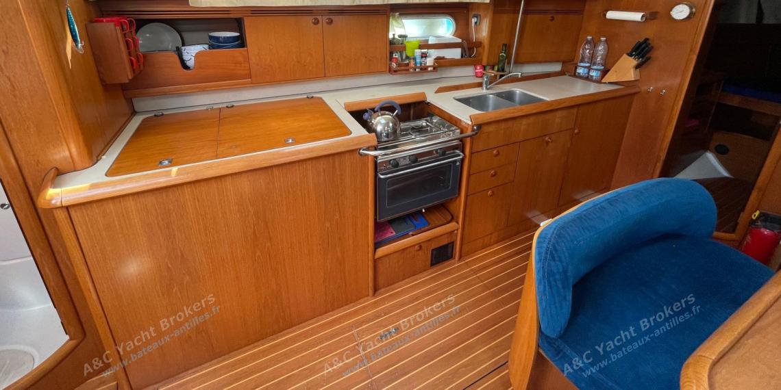 Jeanneau Sun Odyssey 45 : Galley long shape seen from the charts table Jeanneau Sun Odyssey 45 : Galley long shape seen from the charts table