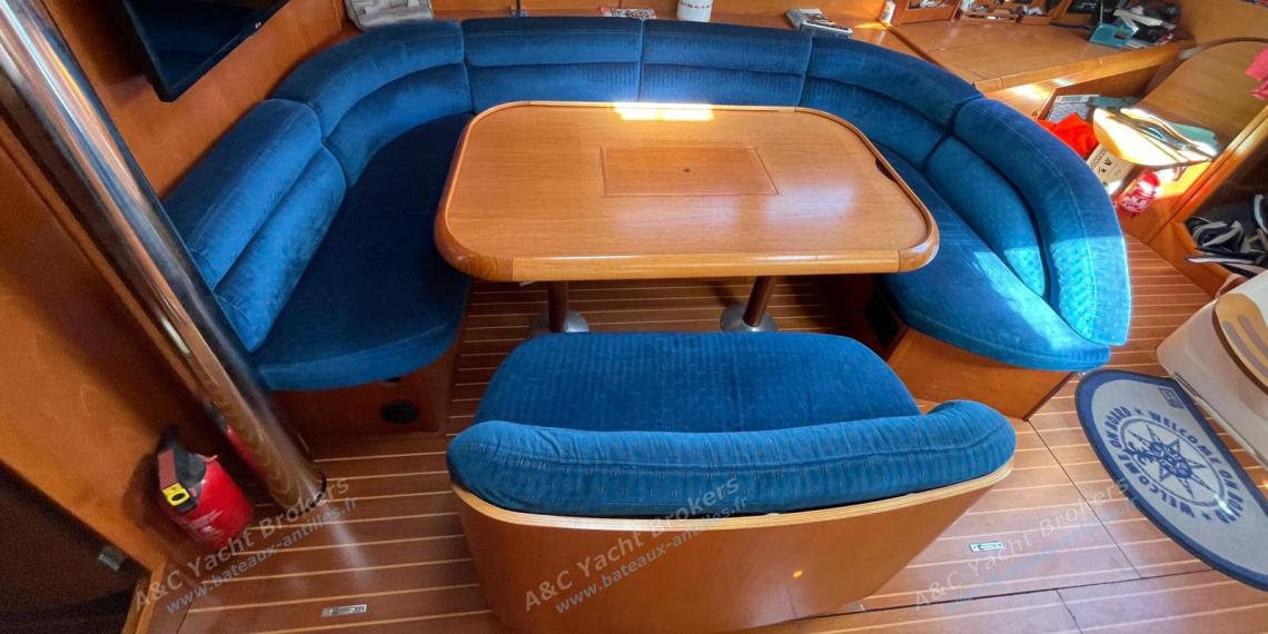 Jeanneau Sun Odyssey 45 : Saloon table and bench seen from the galley Jeanneau Sun Odyssey 45 : Saloon table and bench seen from the galley