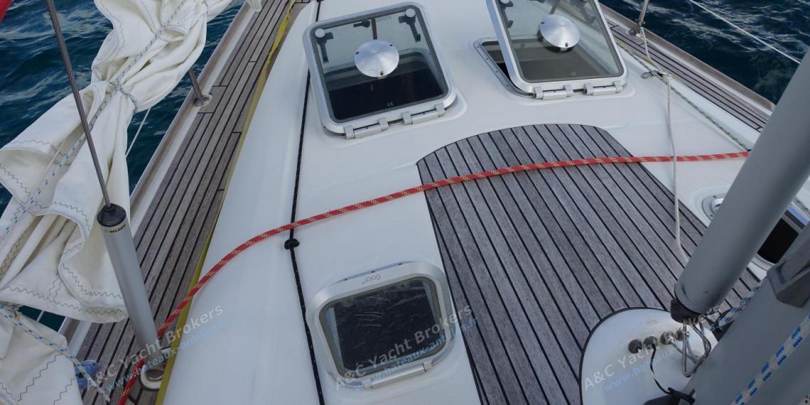 Jeanneau Sun Odyssey 45 : Forward deck seen from the mast Jeanneau Sun Odyssey 45 : Forward deck seen from the mast
