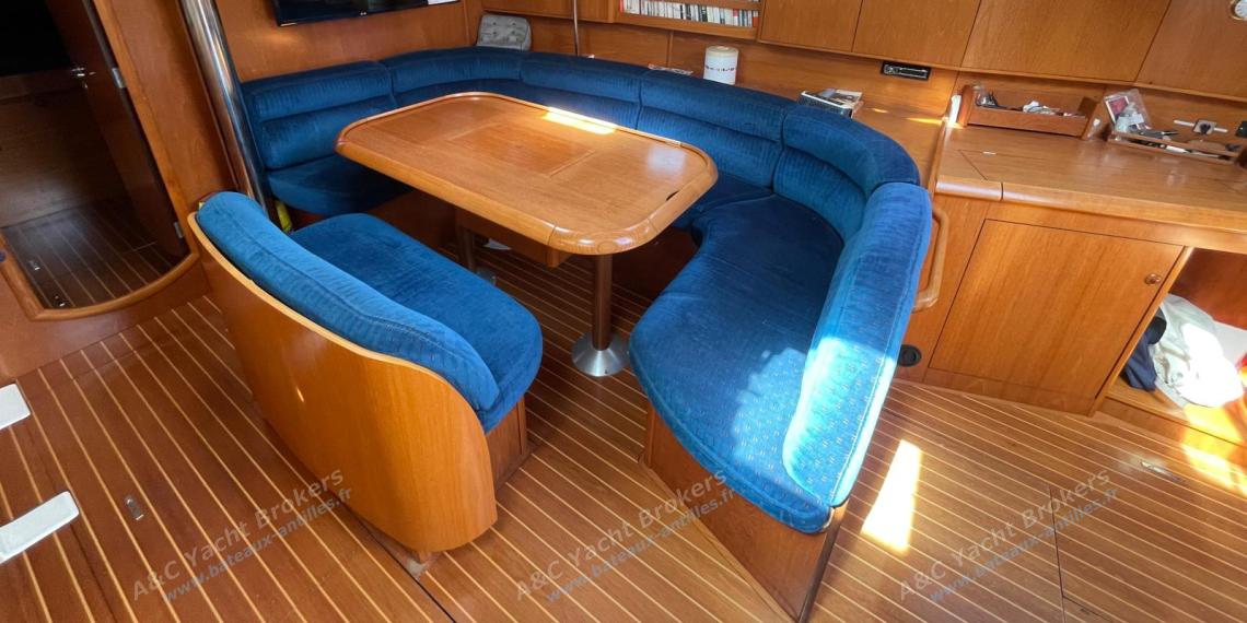 Jeanneau Sun Odyssey 45 : Saloon table and bench Jeanneau Sun Odyssey 45 : Saloon table and bench