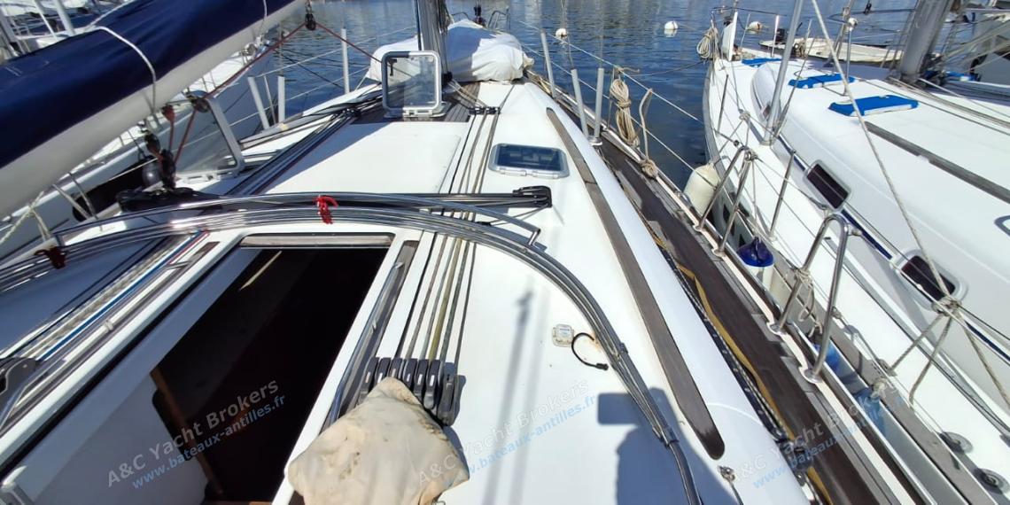 Jeanneau Sun Odyssey 45 : Starboard companionway Jeanneau Sun Odyssey 45 : Starboard companionway