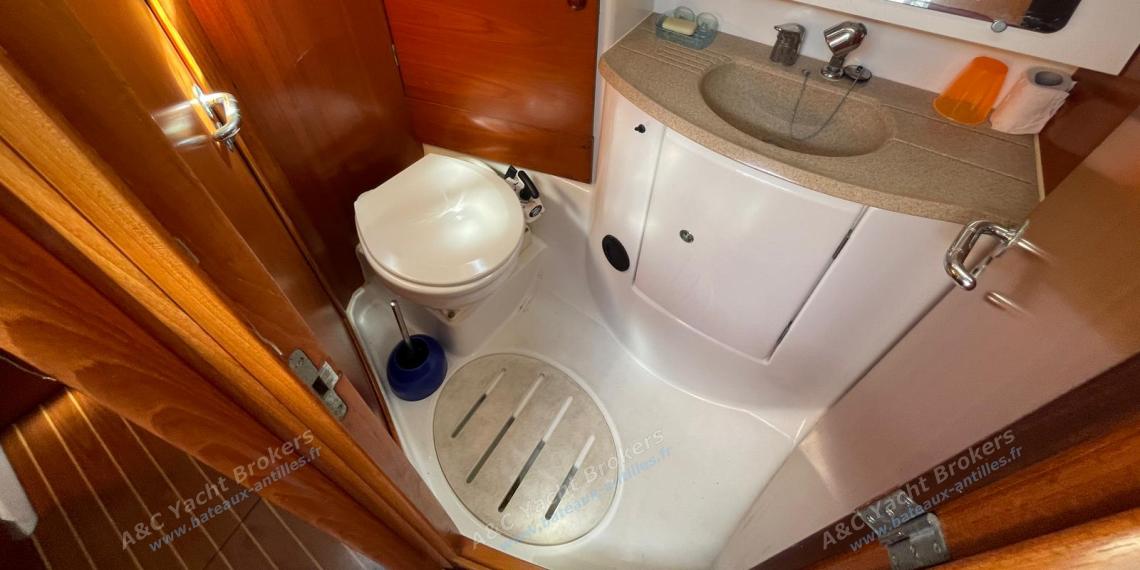 Jeanneau Sun Odyssey 45 : Shower room in forward cabin Jeanneau Sun Odyssey 45 : Shower room in forward cabin