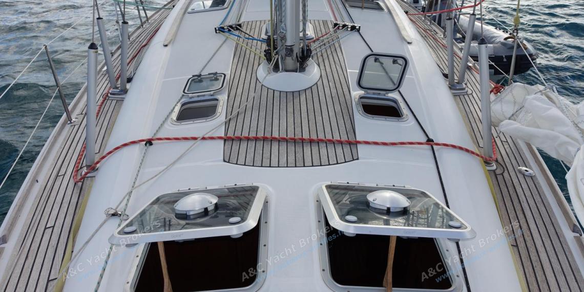 Jeanneau Sun Odyssey 45 : Deck and roof seen from the bow Jeanneau Sun Odyssey 45 : Deck and roof seen from the bow