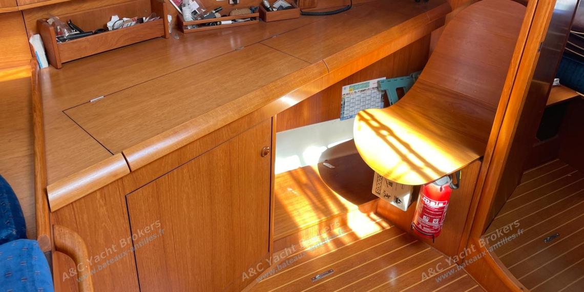 Jeanneau Sun Odyssey 45 : Charts table Jeanneau Sun Odyssey 45 : Charts table
