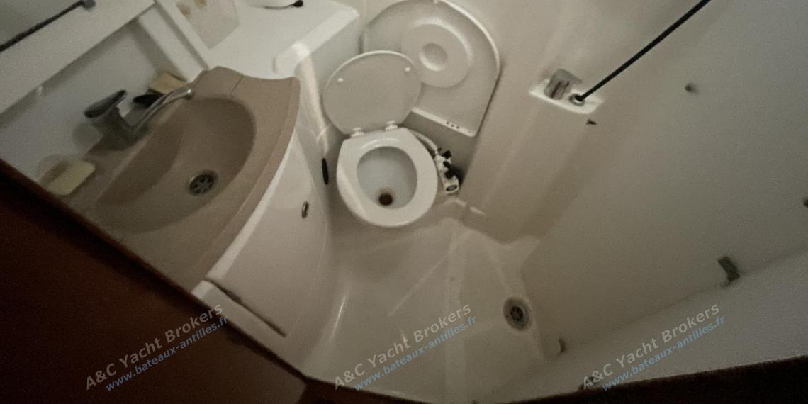 Jeanneau Sun Odyssey 45 : Aft shower room Jeanneau Sun Odyssey 45 : Aft shower room