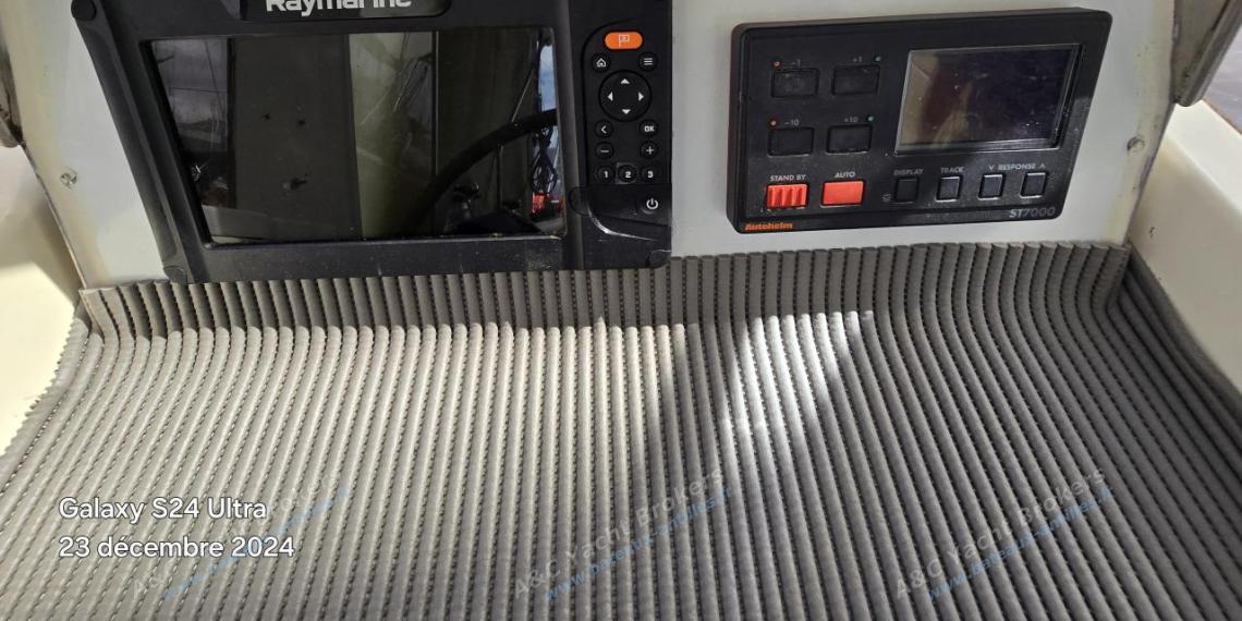 Jeanneau Sun Odyssey 47 CC : Electronic at helm station Jeanneau Sun Odyssey 47 CC : Electronic at helm station