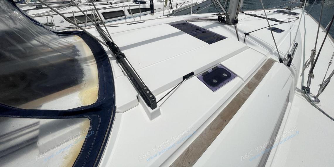 Jeanneau Sun Odyssey 479 : Hale-bas rigide et roof Jeanneau Sun Odyssey 479 : Hale-bas rigide et roof