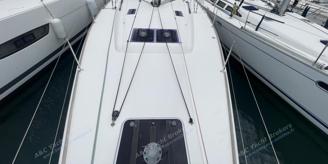Jeanneau Sun Odyssey 479 : Pont vu depuis l'étrave Jeanneau Sun Odyssey 479 : Pont vu depuis l'étrave