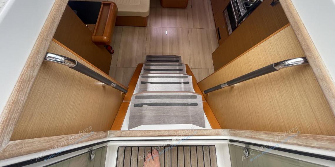Jeanneau Sun Odyssey 479 : Accès intérieur depuis le cockpit Jeanneau Sun Odyssey 479 : Accès intérieur depuis le cockpit