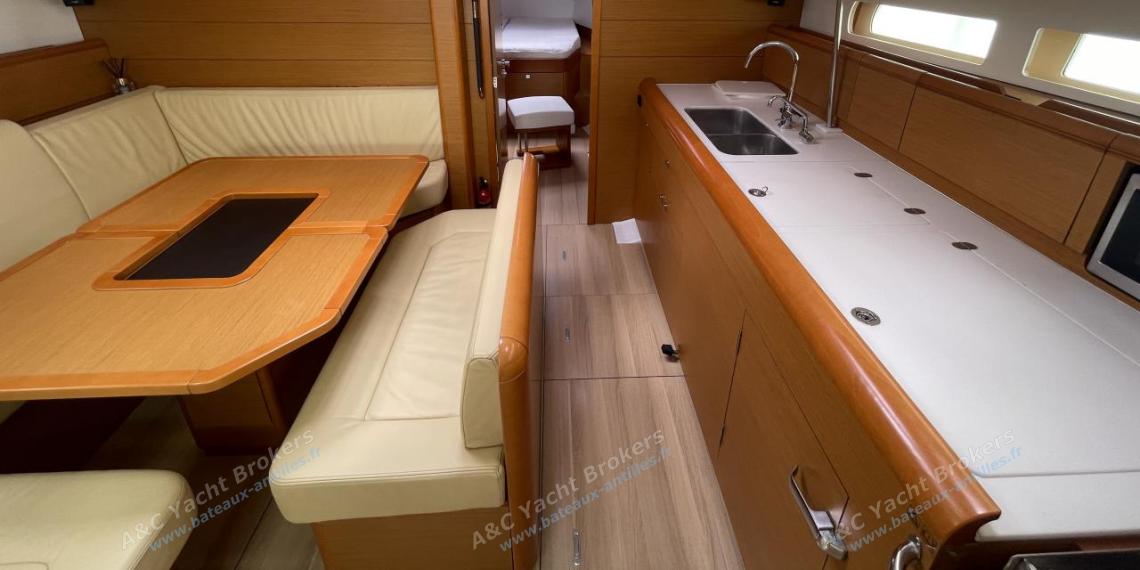 Jeanneau Sun Odyssey 479 : Vue d'ensemble du carré Jeanneau Sun Odyssey 479 : Vue d'ensemble du carré