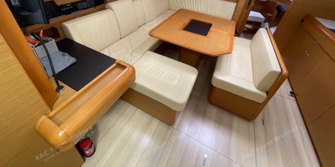 Jeanneau Sun Odyssey 479 : Table du carré et banquette Jeanneau Sun Odyssey 479 : Table du carré et banquette