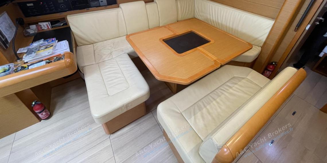 Jeanneau Sun Odyssey 479 : Table à cartes et table du carré Jeanneau Sun Odyssey 479 : Table à cartes et table du carré