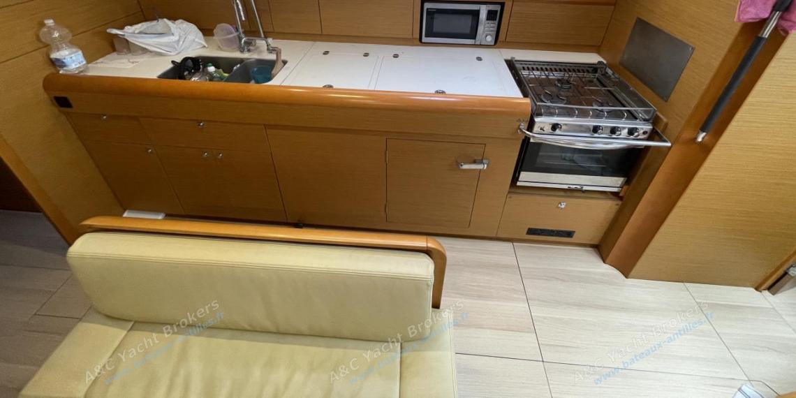 Jeanneau Sun Odyssey 479 : Cuisine en long à tribord Jeanneau Sun Odyssey 479 : Cuisine en long à tribord