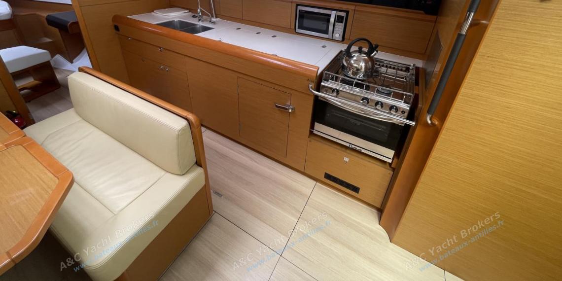 Jeanneau Sun Odyssey 479 : Cuisine vue depuis la table à cartes Jeanneau Sun Odyssey 479 : Cuisine vue depuis la table à cartes