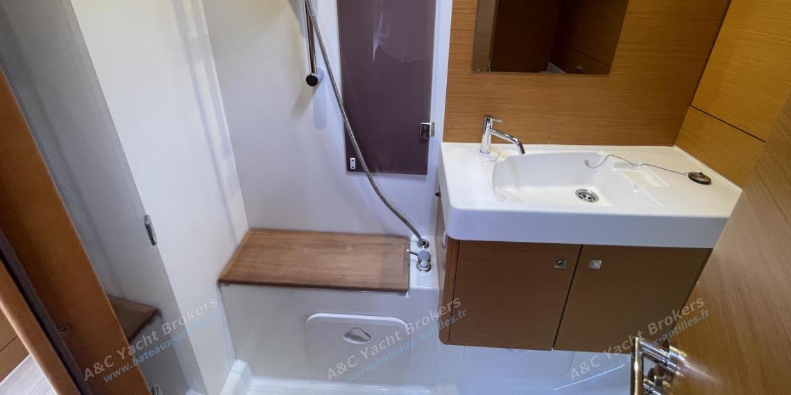 Jeanneau Sun Odyssey 479 : Salle d'eau avant Jeanneau Sun Odyssey 479 : Salle d'eau avant