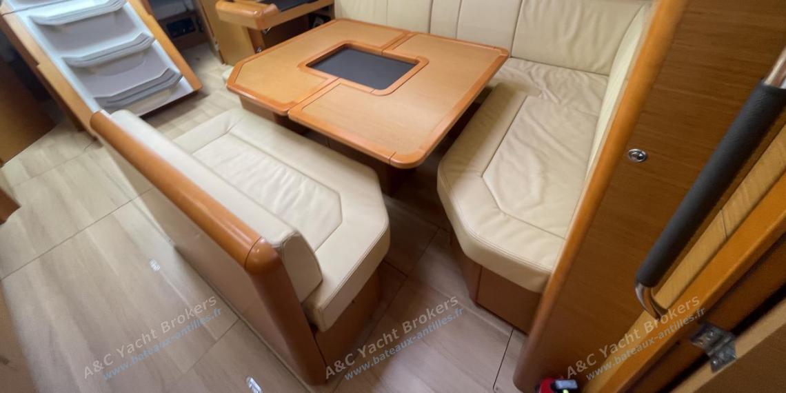 Jeanneau Sun Odyssey 479 : Carré vu depuis la cabine avant Jeanneau Sun Odyssey 479 : Carré vu depuis la cabine avant