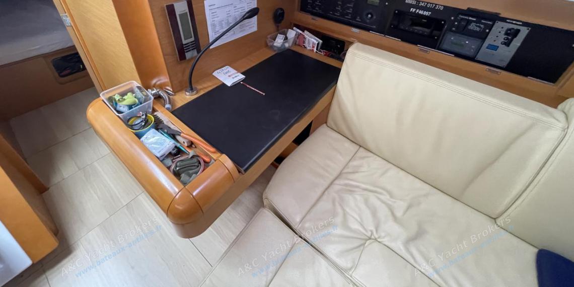 Jeanneau Sun Odyssey 479 : Table à cartes Jeanneau Sun Odyssey 479 : Table à cartes