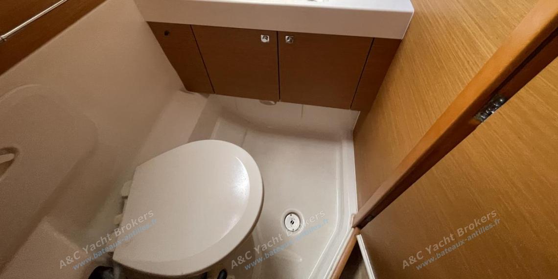 Jeanneau Sun Odyssey 479 : Salle d'eau arrière bâbord Jeanneau Sun Odyssey 479 : Salle d'eau arrière bâbord