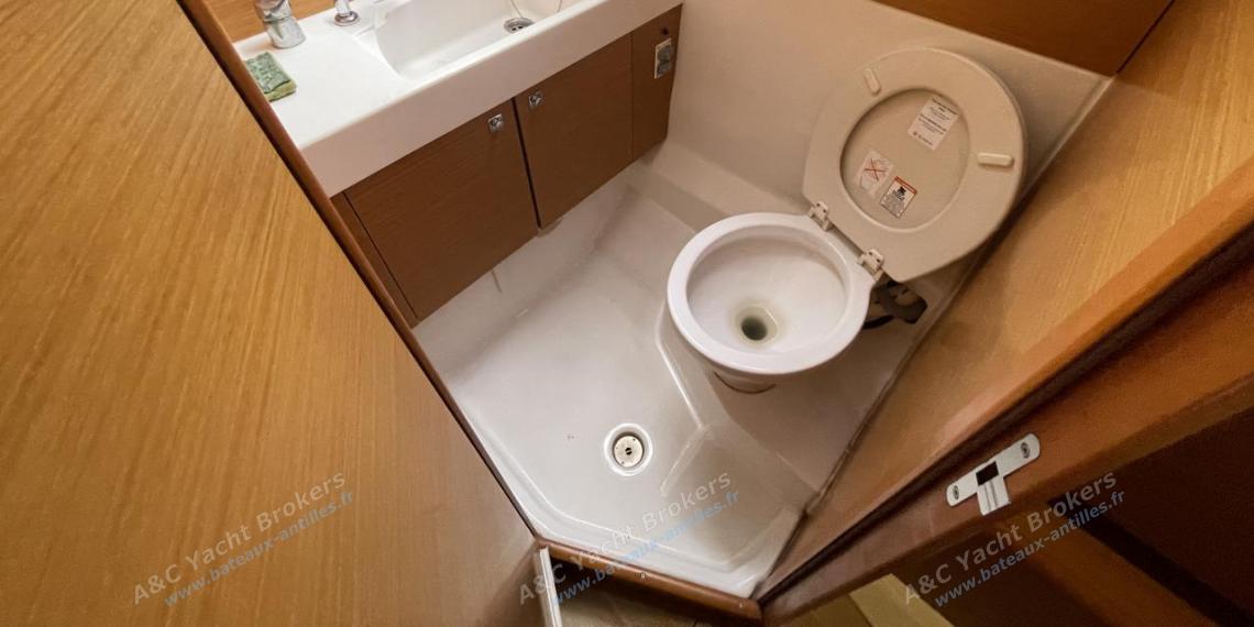 Jeanneau Sun Odyssey 479 : Salle d'eau arrière tribord Jeanneau Sun Odyssey 479 : Salle d'eau arrière tribord