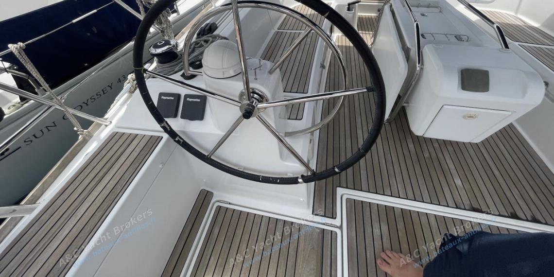 Jeanneau Sun Odyssey 479 : Poste de barre bâbord Jeanneau Sun Odyssey 479 : Poste de barre bâbord